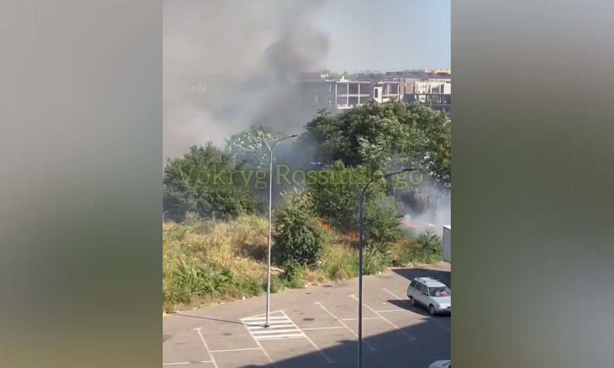 Поле стерни загорелось на улице Краеведа Соловьева в Краснодаре