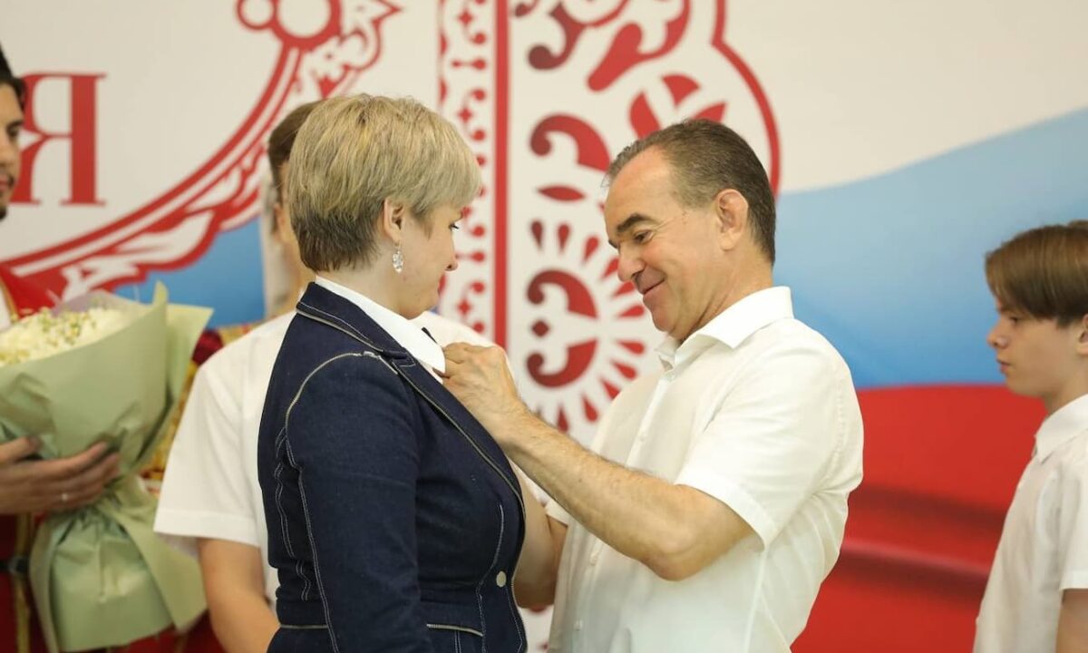 Кондратьев наградил медалями «Родительская доблесть» 15 многодетных семей