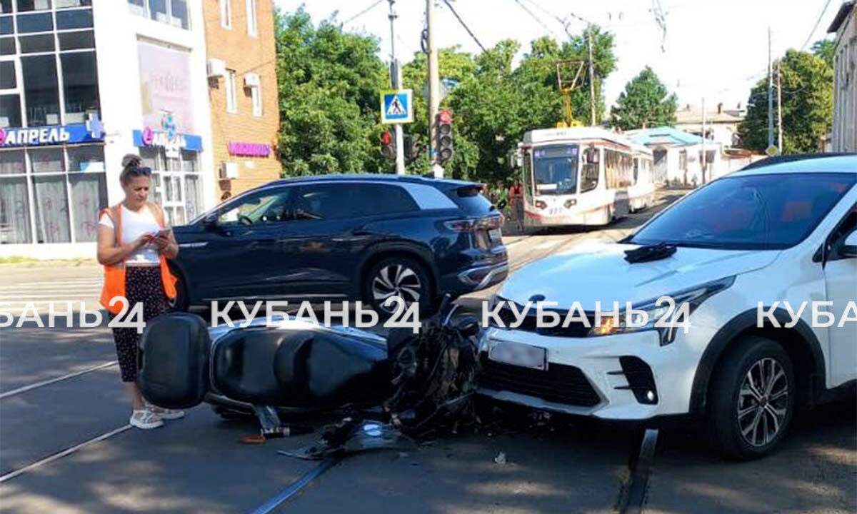 В Краснодаре трамваи встали на пересечении улиц Гоголя и Суворова из-за ДТП