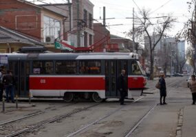 В Краснодаре изменили движение трамваев и троллейбусов из-за обесточивания сети
