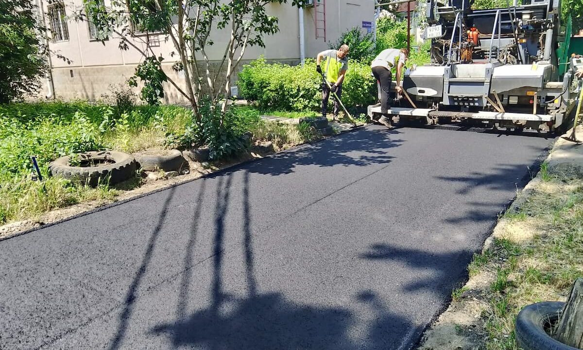 В Карасунском округе Краснодара отремонтировали 10 дорог во дворах многоэтажек
