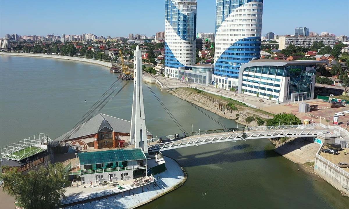 Тело 23-летнего мужчины обнаружили у «Моста поцелуев» в Краснодаре