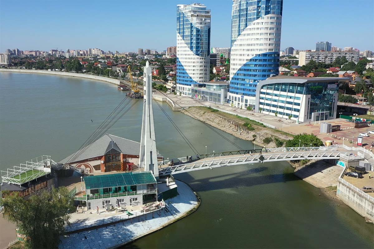Тело 23-летнего мужчины обнаружили у «Моста поцелуев» в Краснодаре