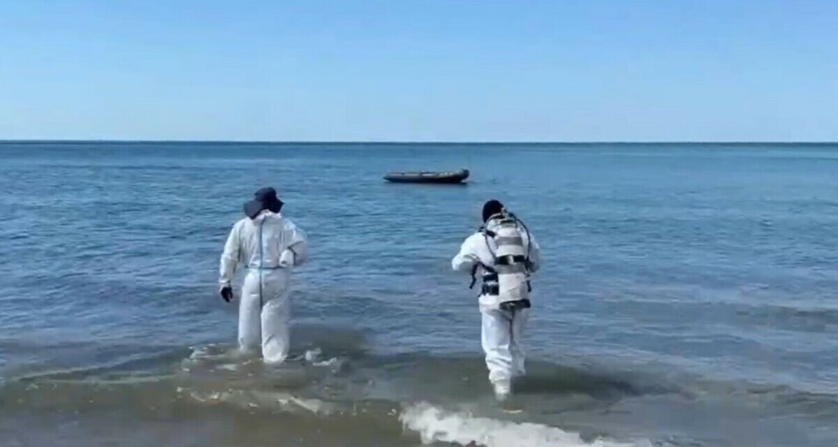 В Анапе водолазы собрали еще 266 мешков мазута в районе устья реки Можепсин