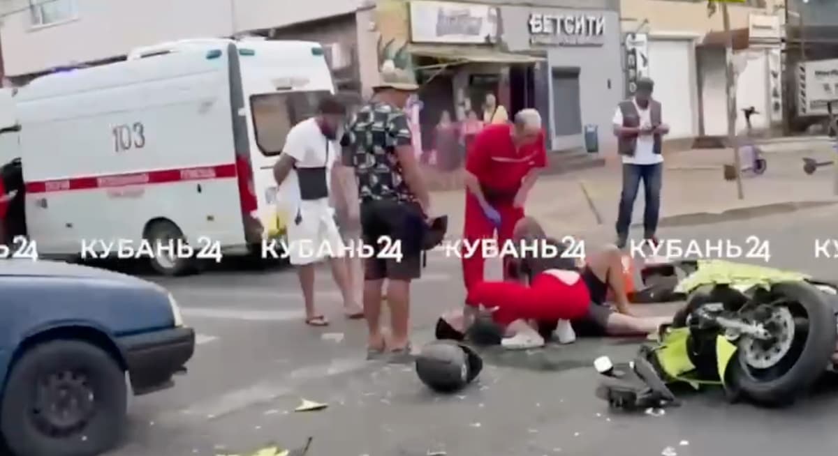 В Краснодаре мужчина на «Иже» сбил мотоцикл, пострадали два человека