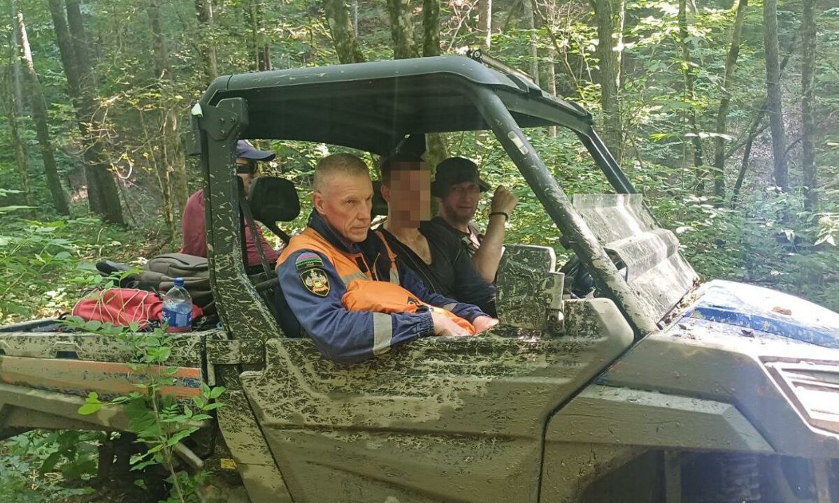 Мужчину с травмой ноги вывезли спасатели со склона горы в Геленджике