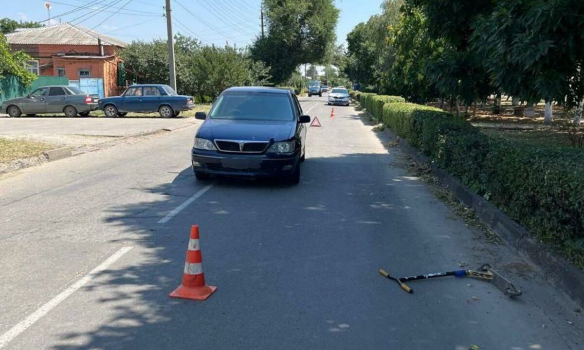В Армавире 8-летний самокатчик переезжал дорогу и попал под колеса иномарки