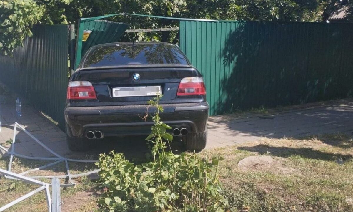 На Кубани грузовик не пропустил BMW на перекрестке и отбросил ее в забор дома