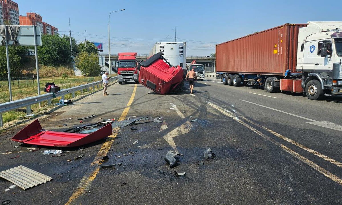 Грузовик остался без кабины после аварии на трассе М-4 «Дон» в Краснодаре