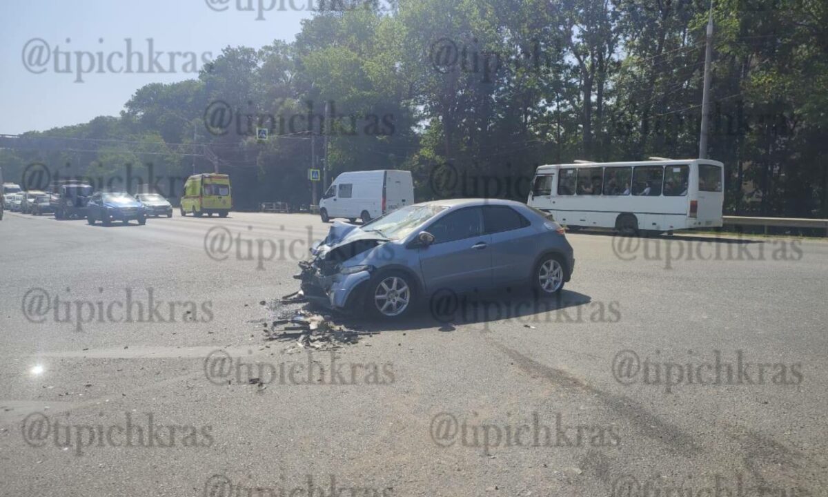 Троих человек госпитализировали после аварии на перекрестке в Краснодаре
