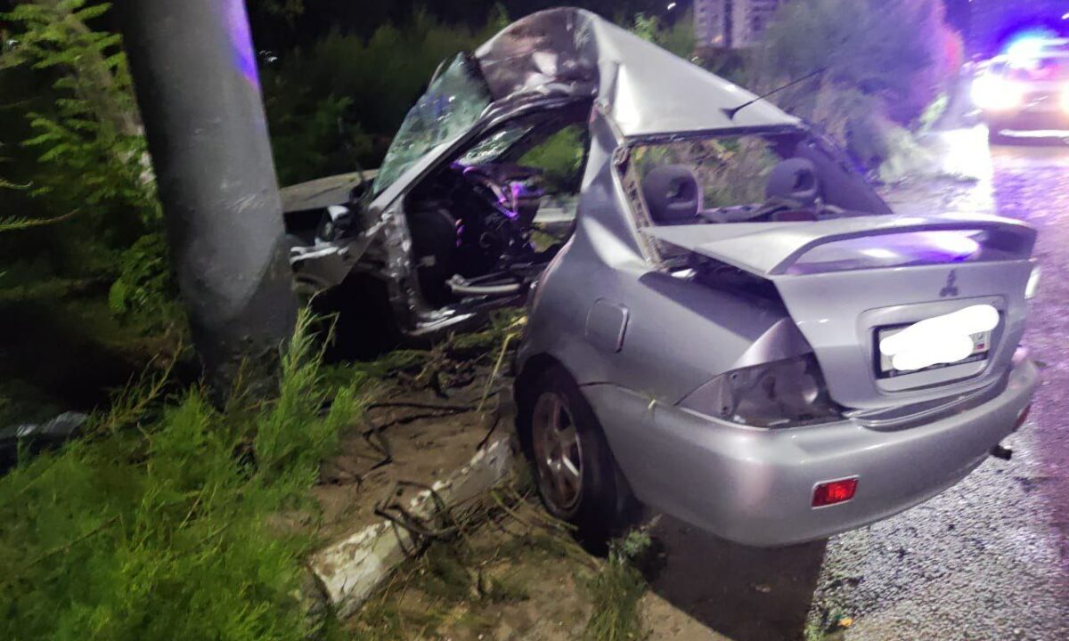 Водитель Mitsubishi погиб после столкновения со столбом ЛЭП в Новороссийске