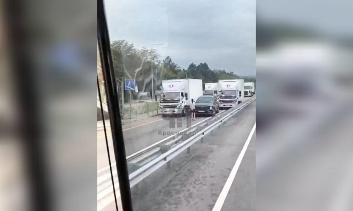 Пробка протяженностью 5 км образовалась на трассе под Горячим Ключом из-за ДТП