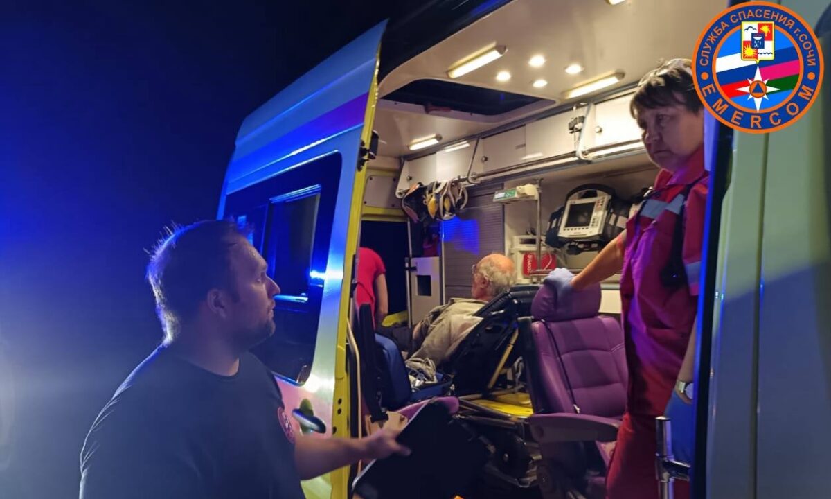 В Сочи спасатели эвакуировали пенсионера, которому внезапно стало плохо в лесу