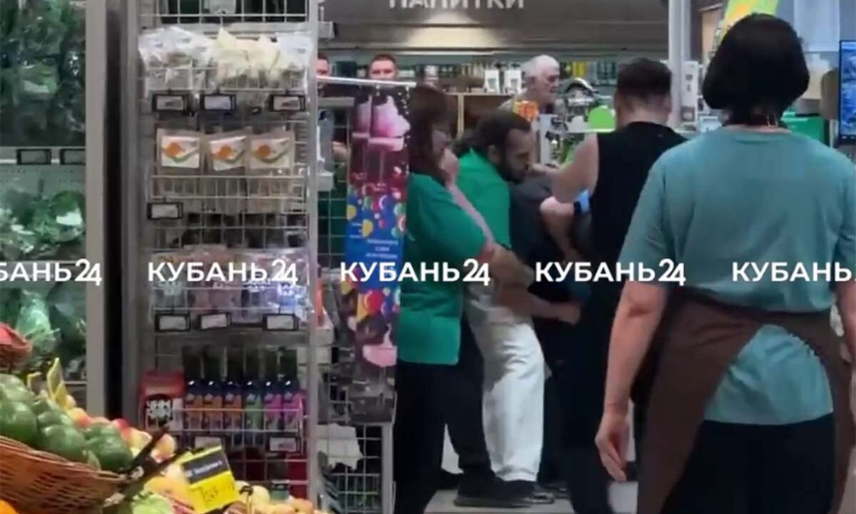 Юноши залили перцовкой охранника магазина в Краснодаре при попытке украсть кофе