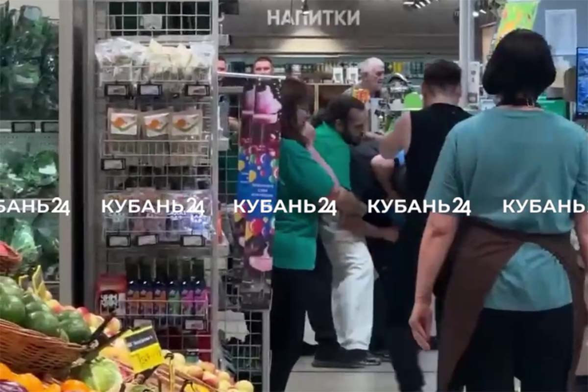 Юноши залили перцовкой охранника магазина в Краснодаре при попытке украсть кофе