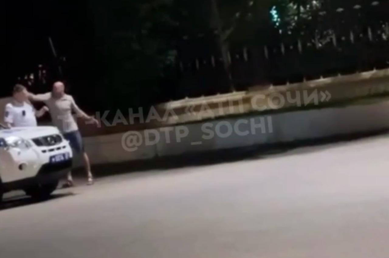 Пьяный мужчина дал подзатыльник полицейскому, дежурившему возле парка в Сочи