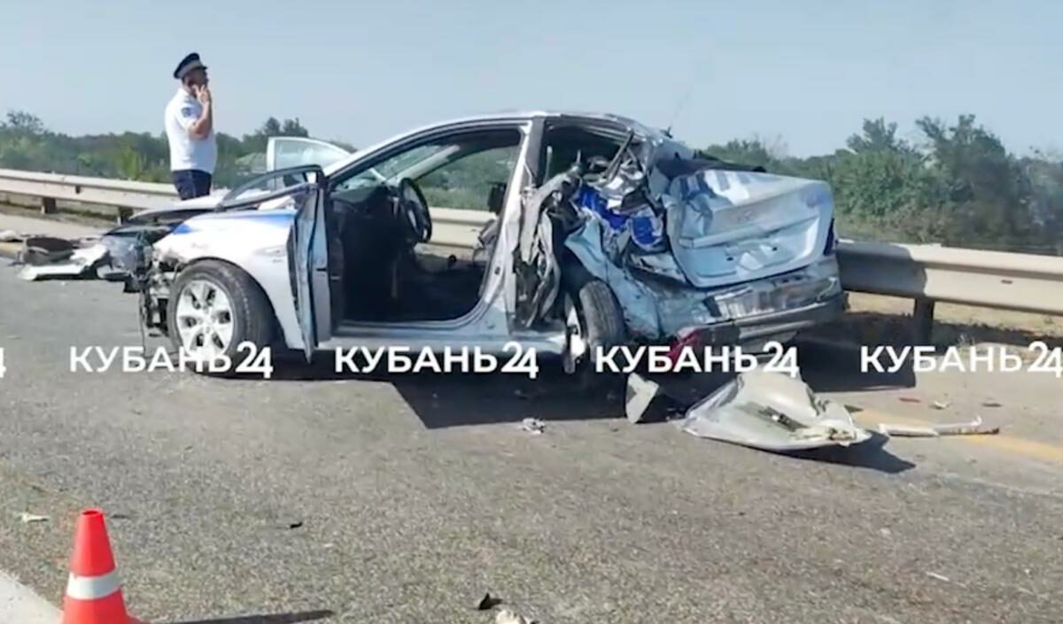 На Кубани двоих инспекторов ДПС госпитализировали после аварии с грузовиком