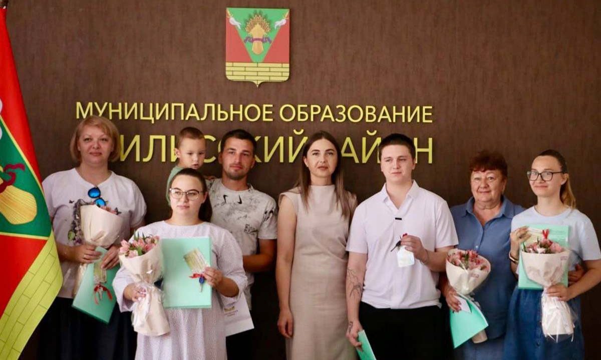 Дети-сироты получили ключи от новых квартир в Тбилисском районе и Геленджике