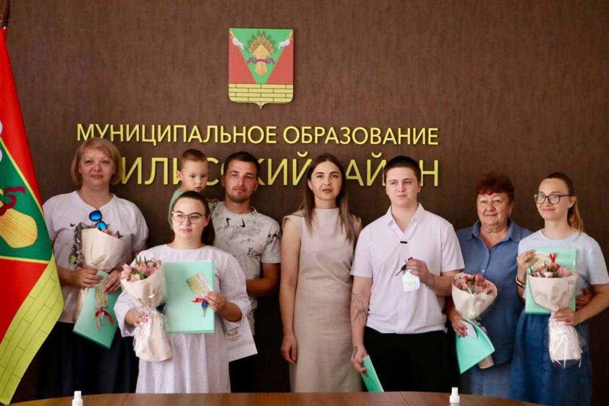 Дети-сироты получили ключи от новых квартир в Тбилисском районе и Геленджике