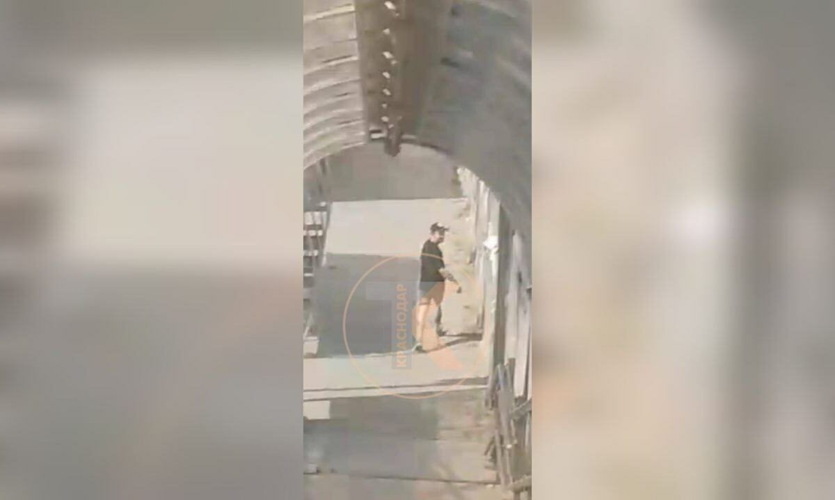 Полиция ищет мужчину, пристававшего к женщинам и детям в Краснодаре