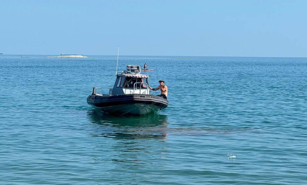 В Новороссийске эвакуировали пляж из-за обнаружения объекта из металла в воде