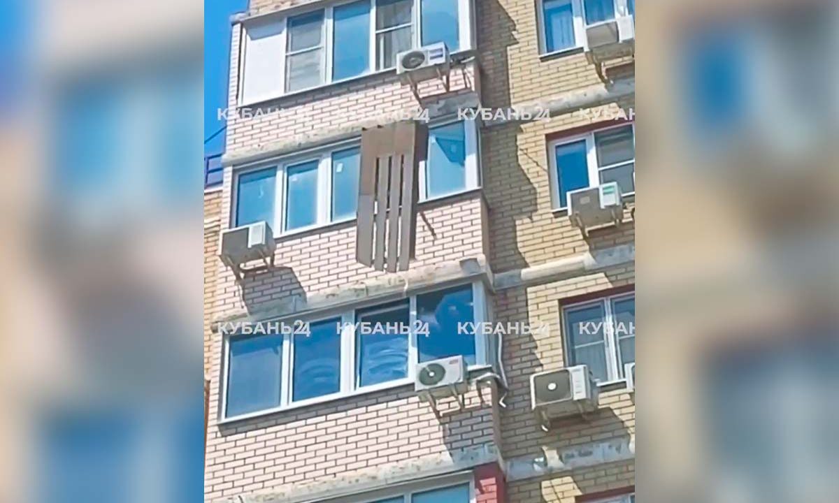 Женщина выбросила с 11 этажа мебель и все вещи в Краснодаре