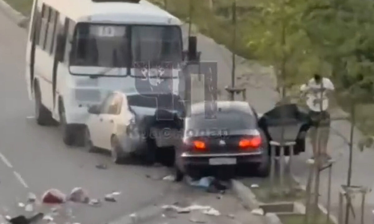 В Краснодаре иномарка снесла мусорные баки и спровоцировала ДТП с автобусом