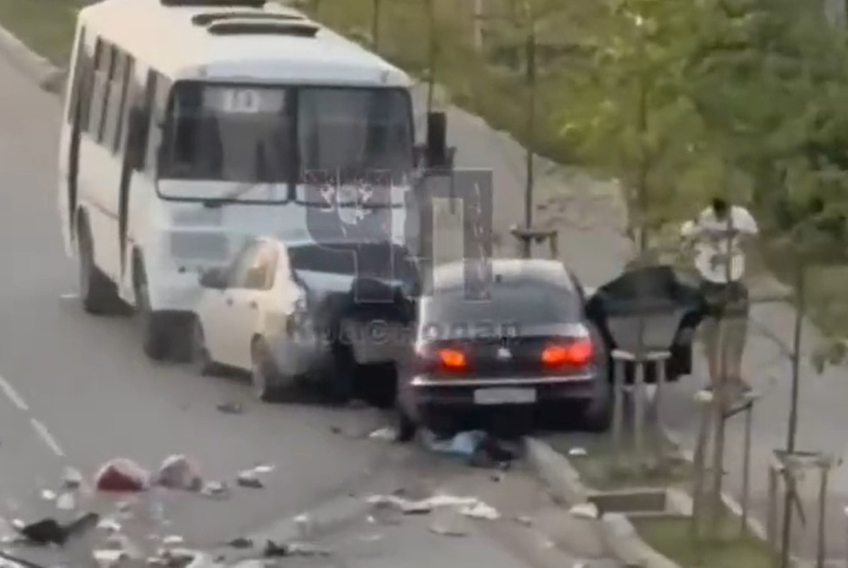 В Краснодаре иномарка снесла мусорные баки и спровоцировала ДТП с автобусом