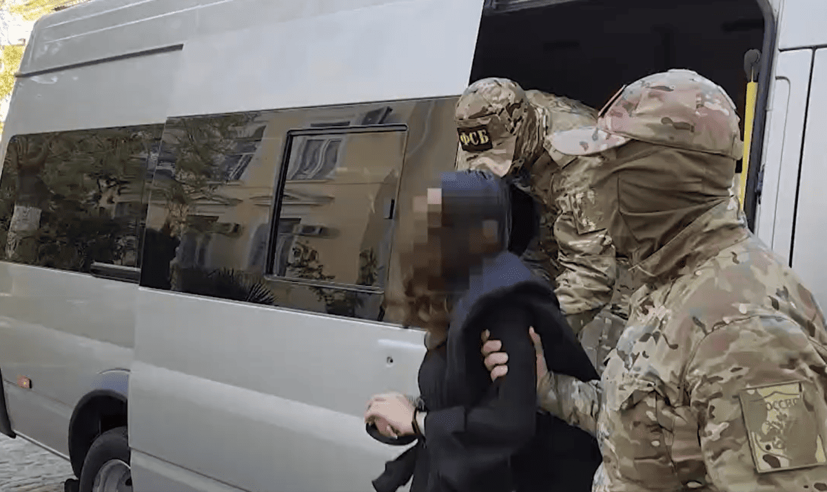 ФСБ задержала женщину, готовившую подрыв машины старшего офицера МО РФ в Крыму
