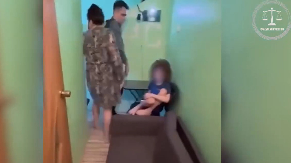 Суд забрал у агрессивной матери мальчика-маугли из Краснодара