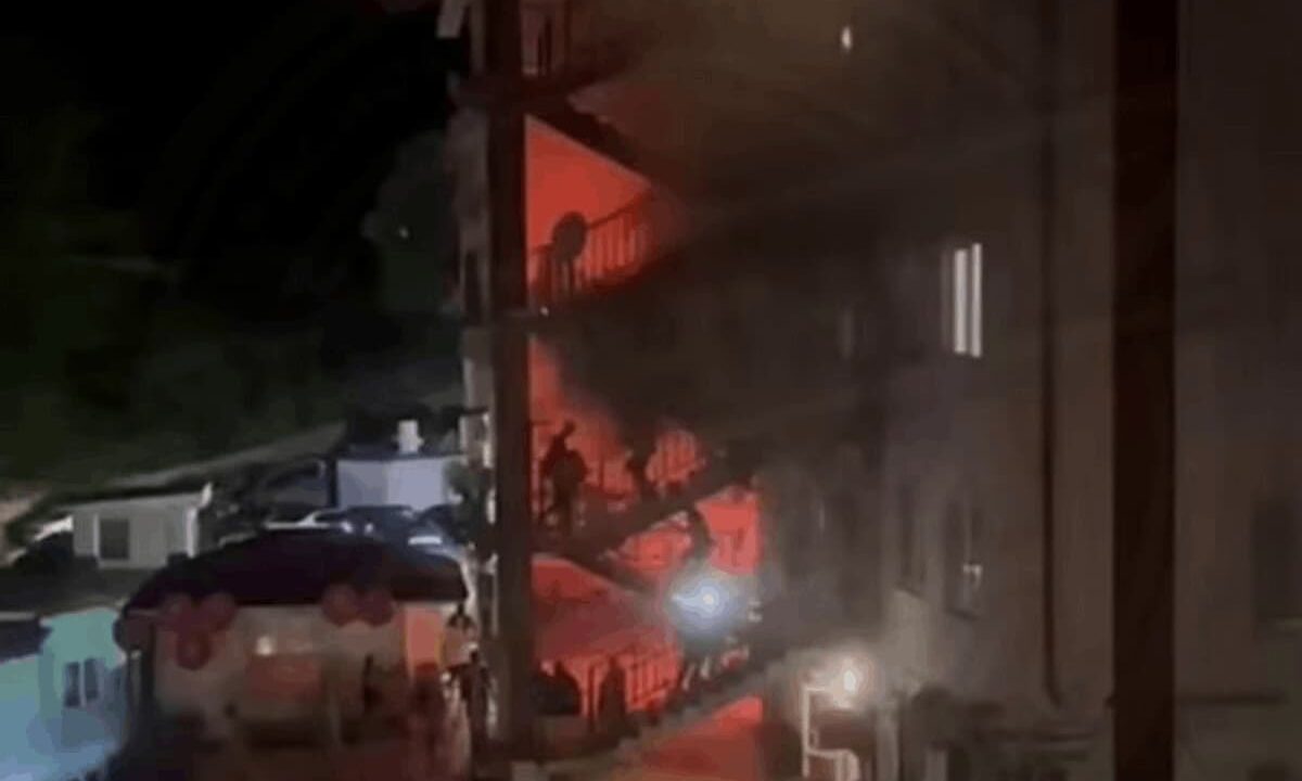 В Сочи троих человек спасли и 120 эвакуировали при пожаре в многоэтажке