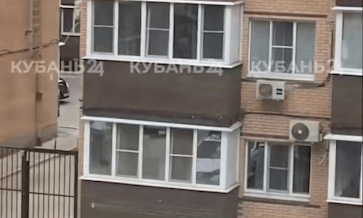 МВД проверило сообщения о родителях, закрывающих ребенка на балконе в Краснодаре