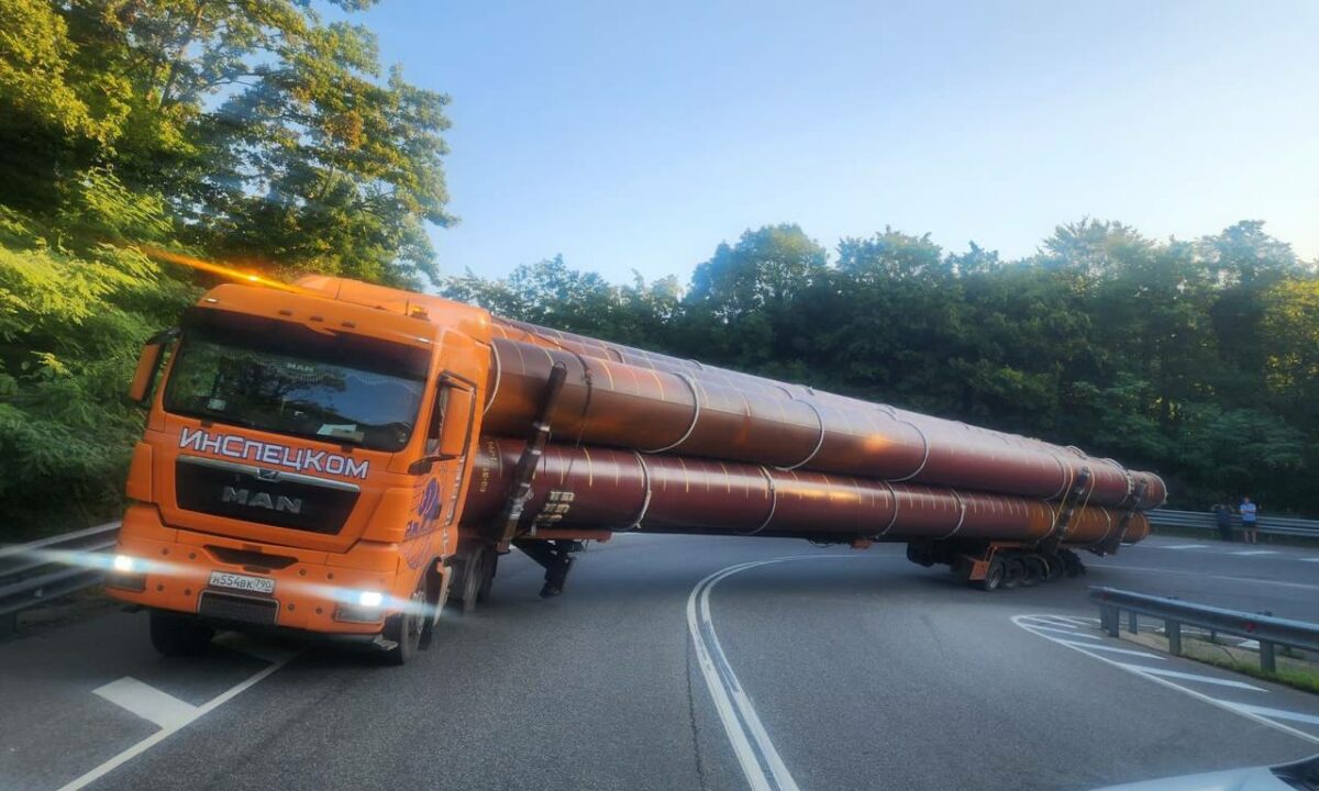 Большегруз парализовал движение на трассе М-4 «Дон» под Геленджиком