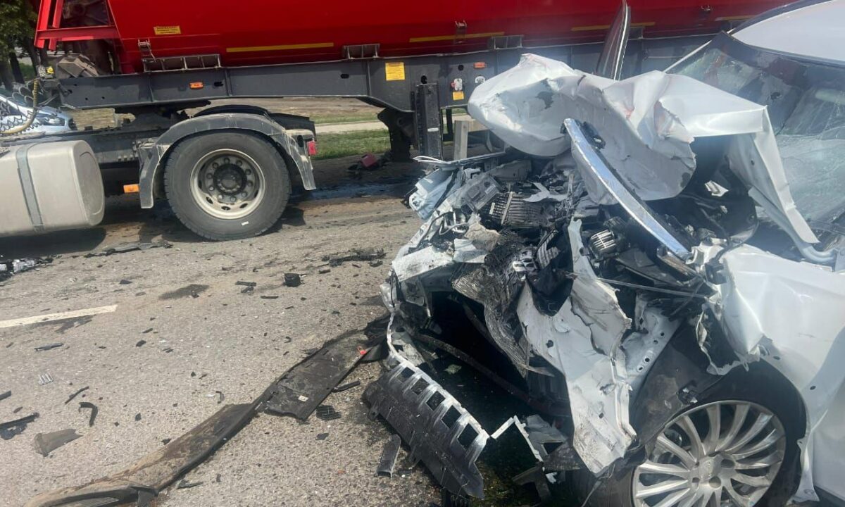 Семилетняя девочка умерла в больнице после ДТП с большегрузом под Краснодаром