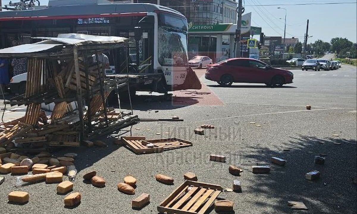 В полиции рассказали подробности ДТП с хлебовозкой и троллейбусом в Краснодаре