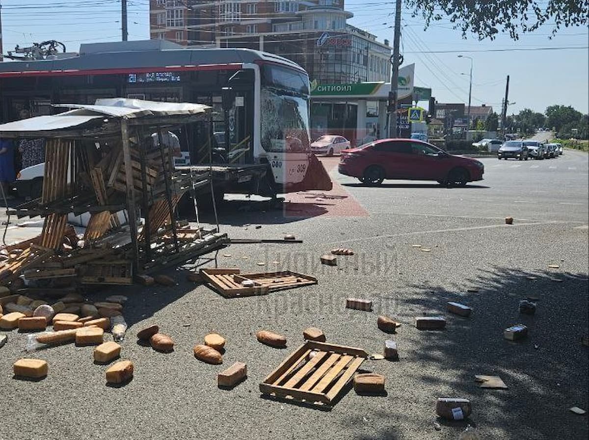 В полиции рассказали подробности ДТП с хлебовозкой и троллейбусом в Краснодаре