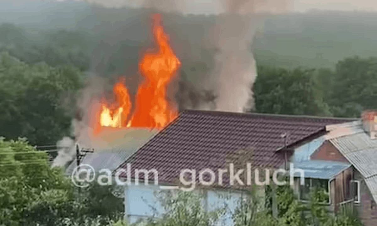 Два человека погибли при пожаре в частном доме в Горячем Ключе