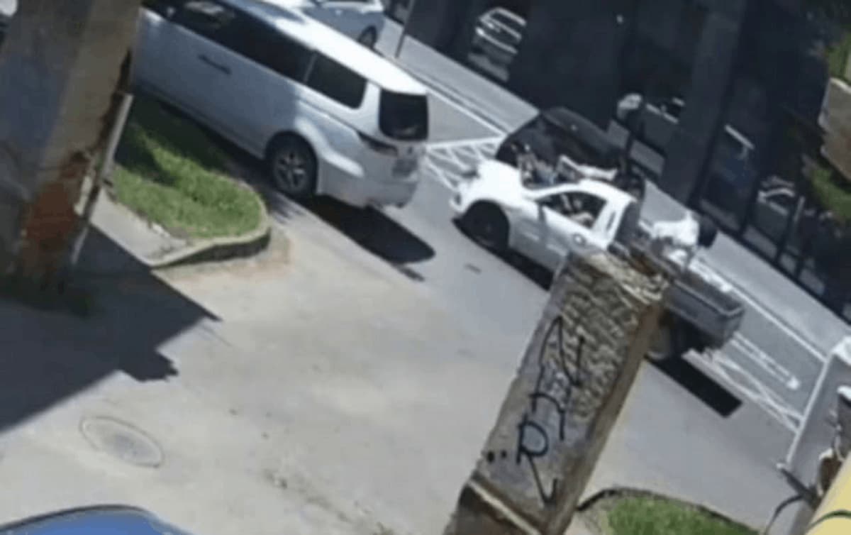 Подростки на электросамокате влетели в машину при выезде со двора в Краснодаре