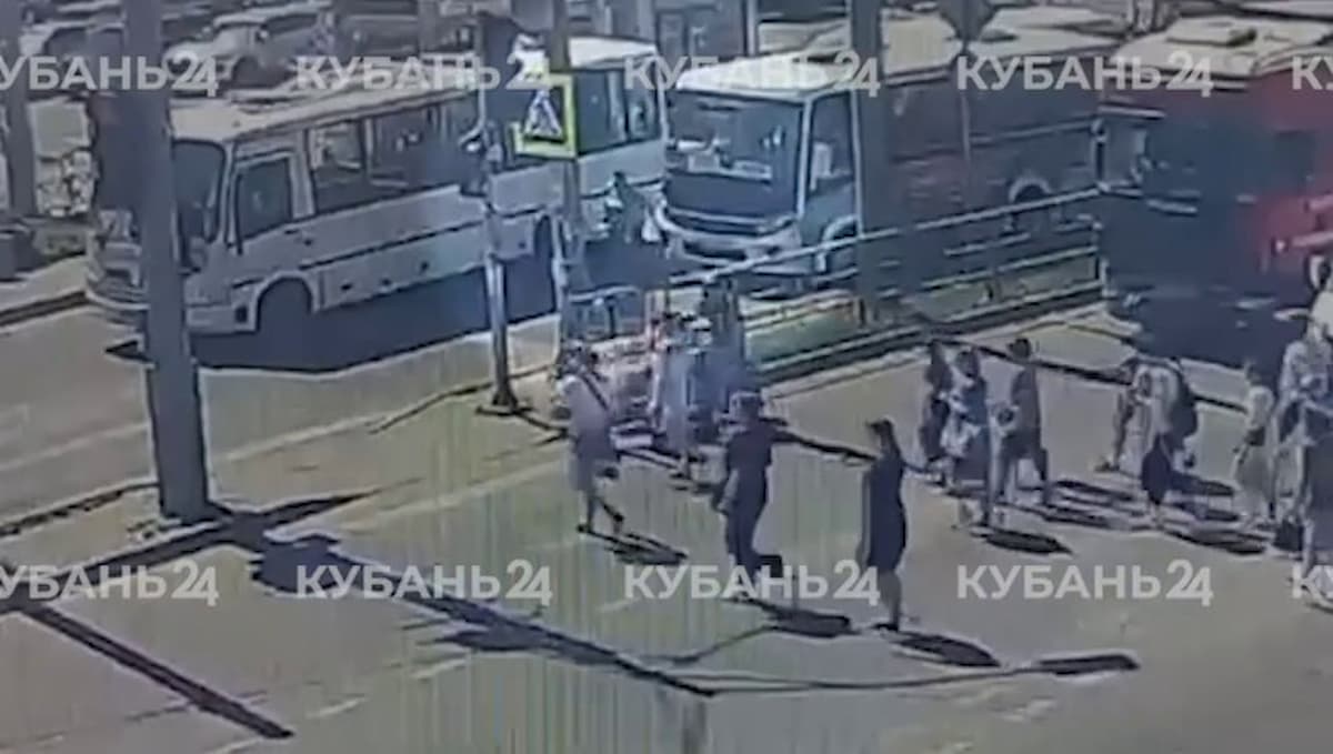В Краснодаре маршрутчик высадил пассажирку посреди дороги и наехал на нее