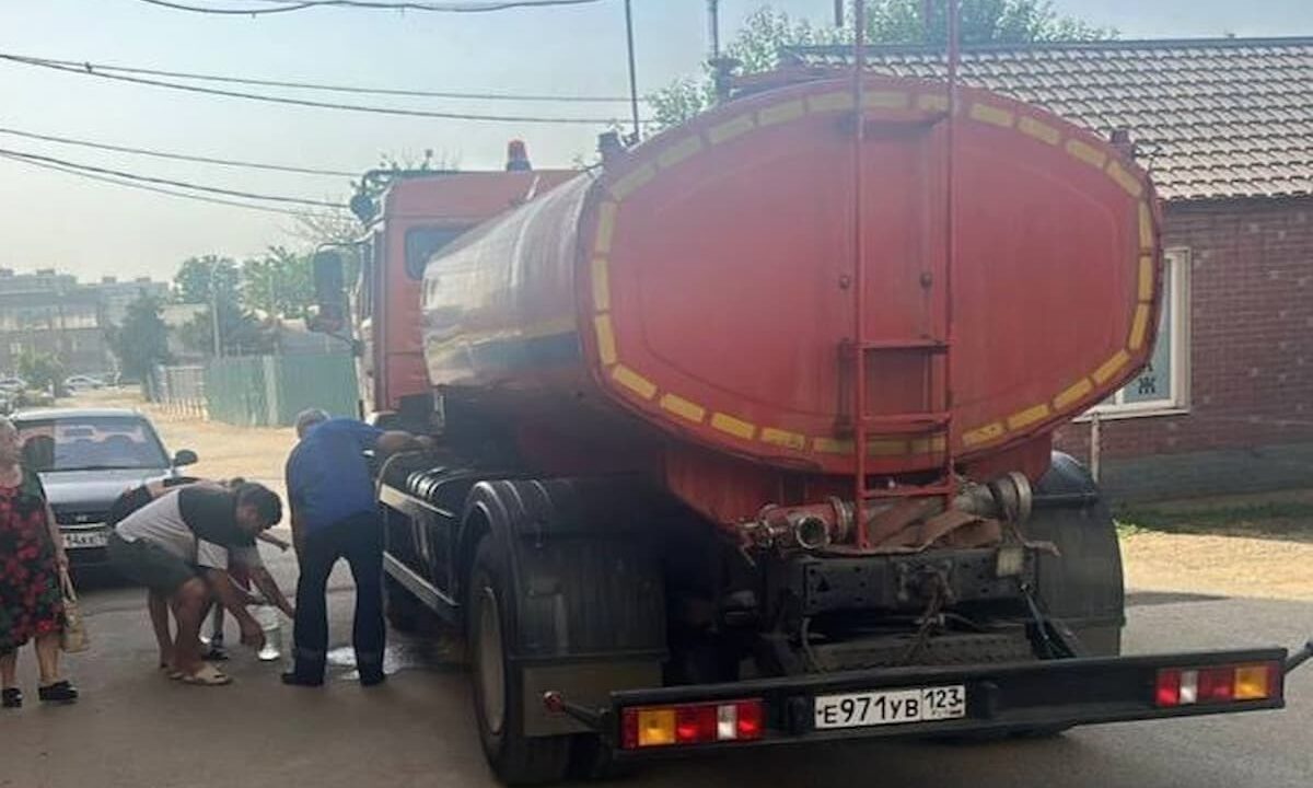 Подвоз воды из-за проблем на сетях организован на улице Крылатской в Краснодаре