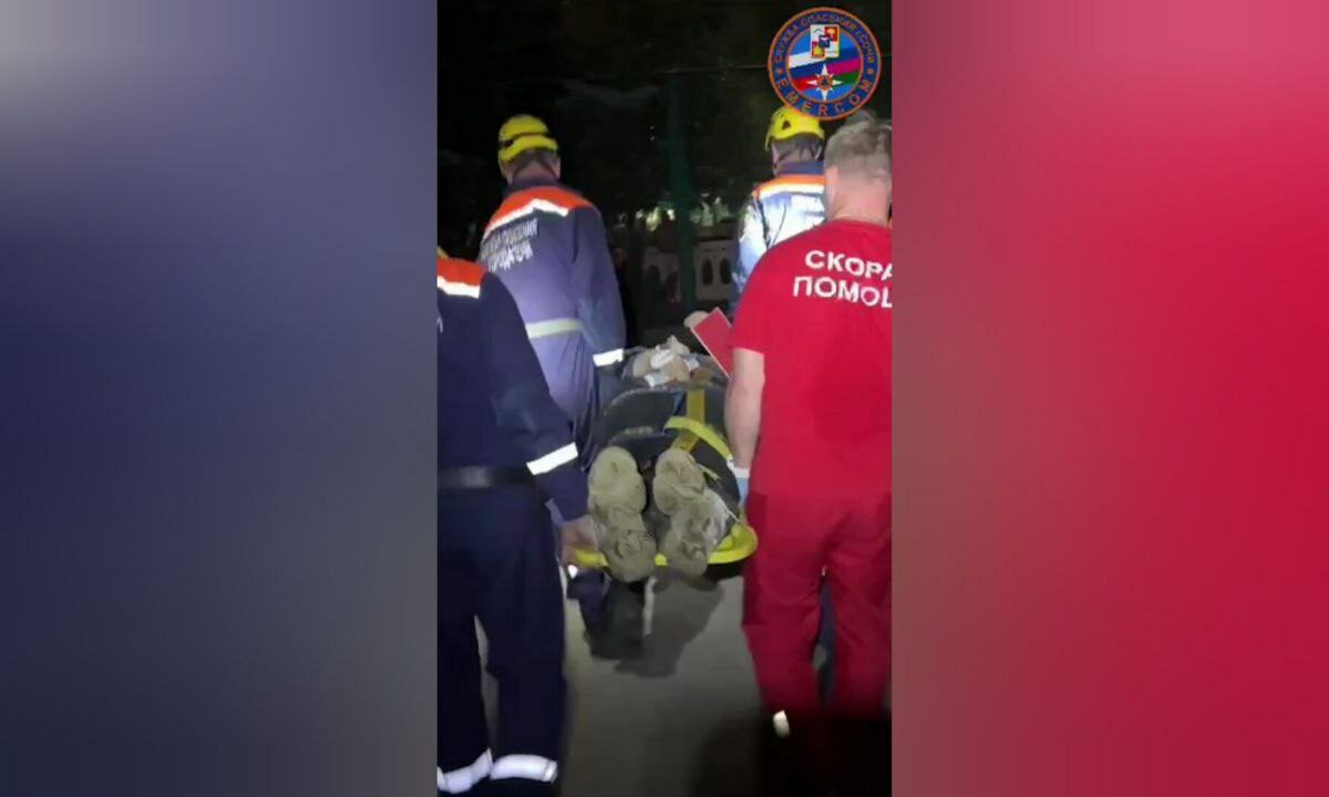 Подросток упал с обрыва в центре Сочи и повредил спину