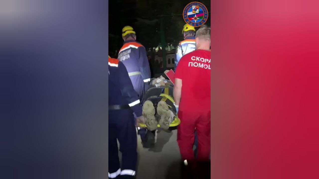Подросток упал с обрыва в центре Сочи и повредил спину