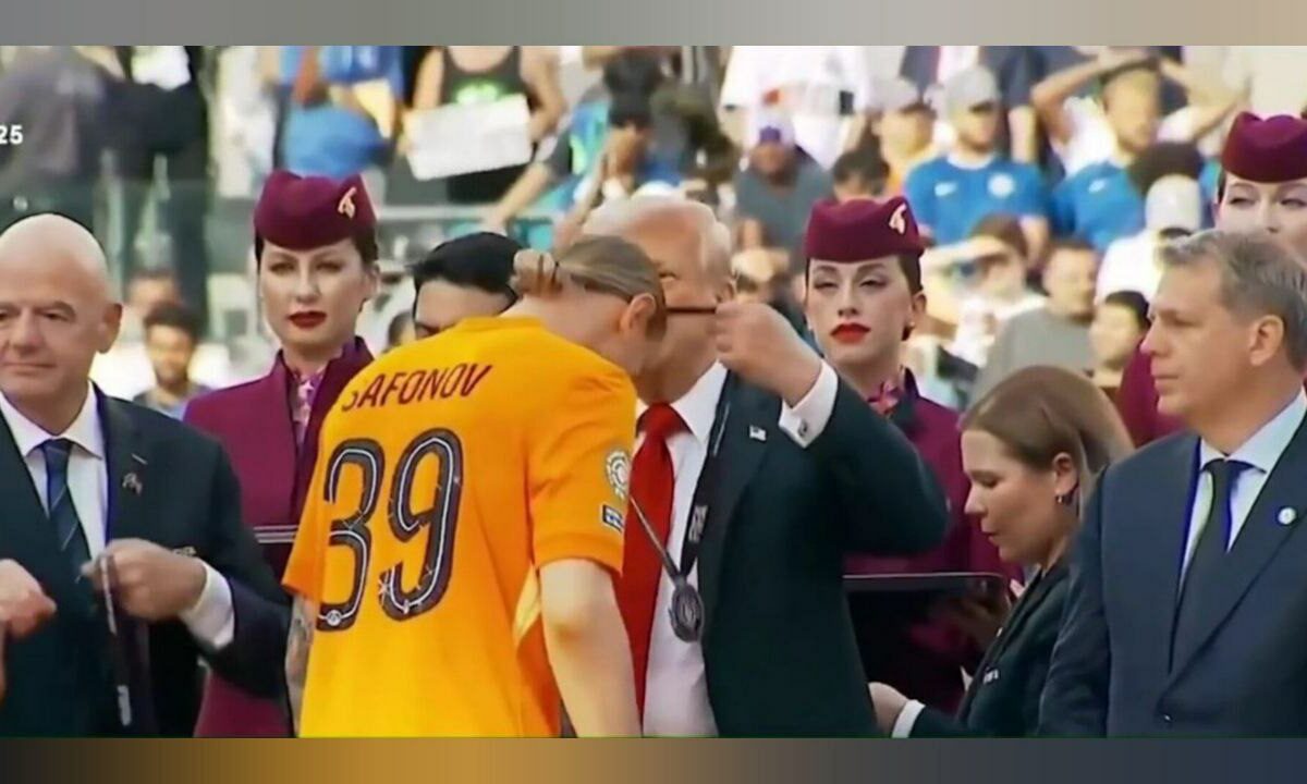Дональд Трамп вручил Матвею Сафонову медаль клубного чемпионата мира по футболу