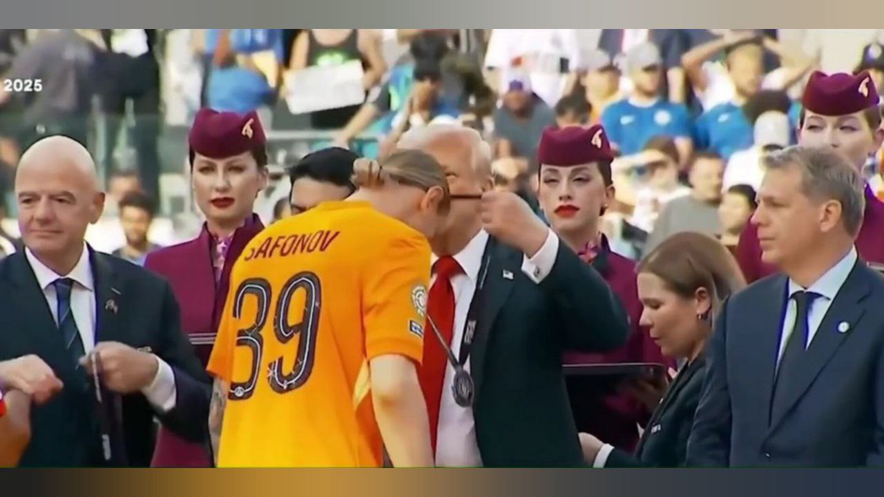 Дональд Трамп вручил Матвею Сафонову медаль клубного чемпионата мира по футболу