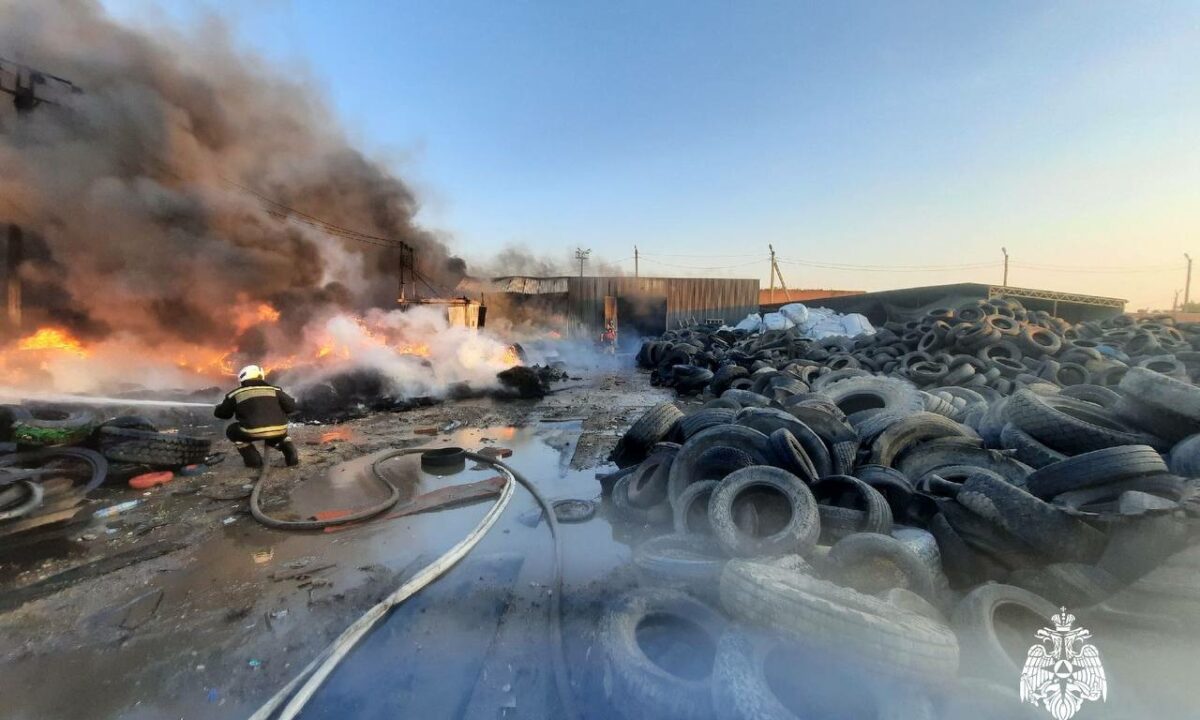Покрышки загорелись на площадке цеха по переработке шин в Усть-Лабинске