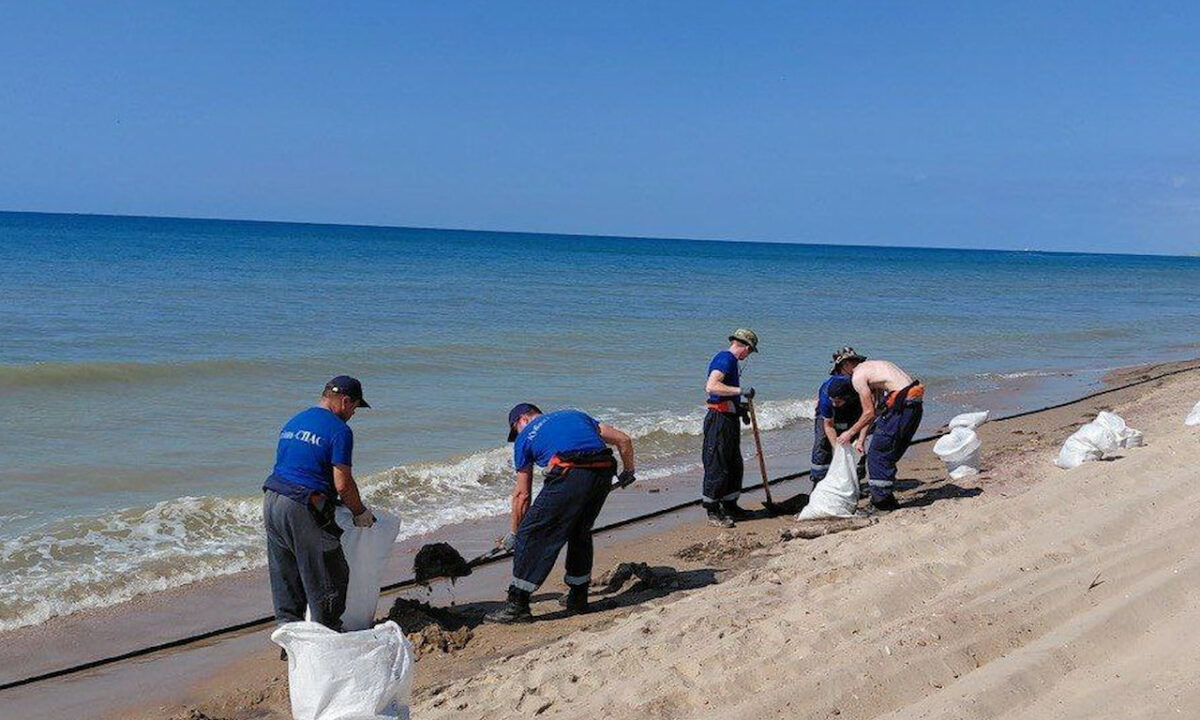 Новые выбросы мазута обнаружили на побережье Темрюкского района