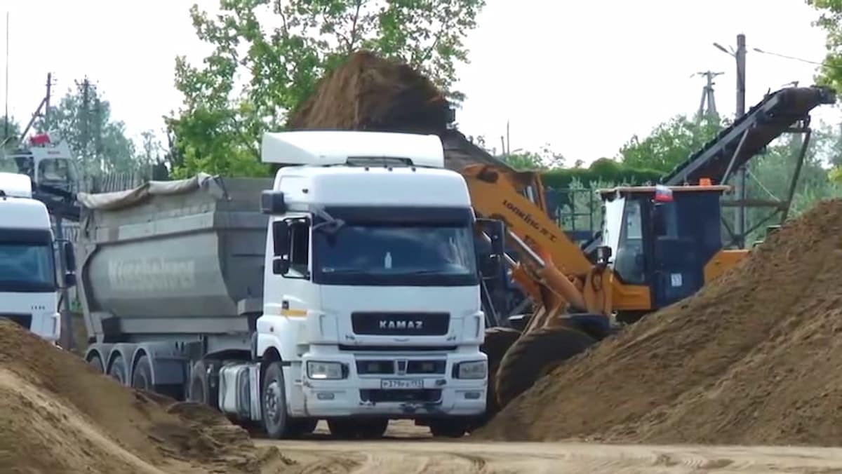 С временной площадки в Анапе осталось вывезти 5 тыс. тонн замазученного песка