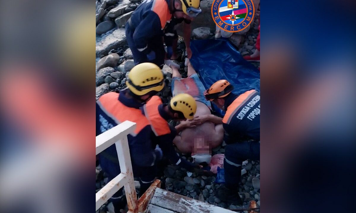 Мужчина получил травмы при падении с волнореза в Сочи