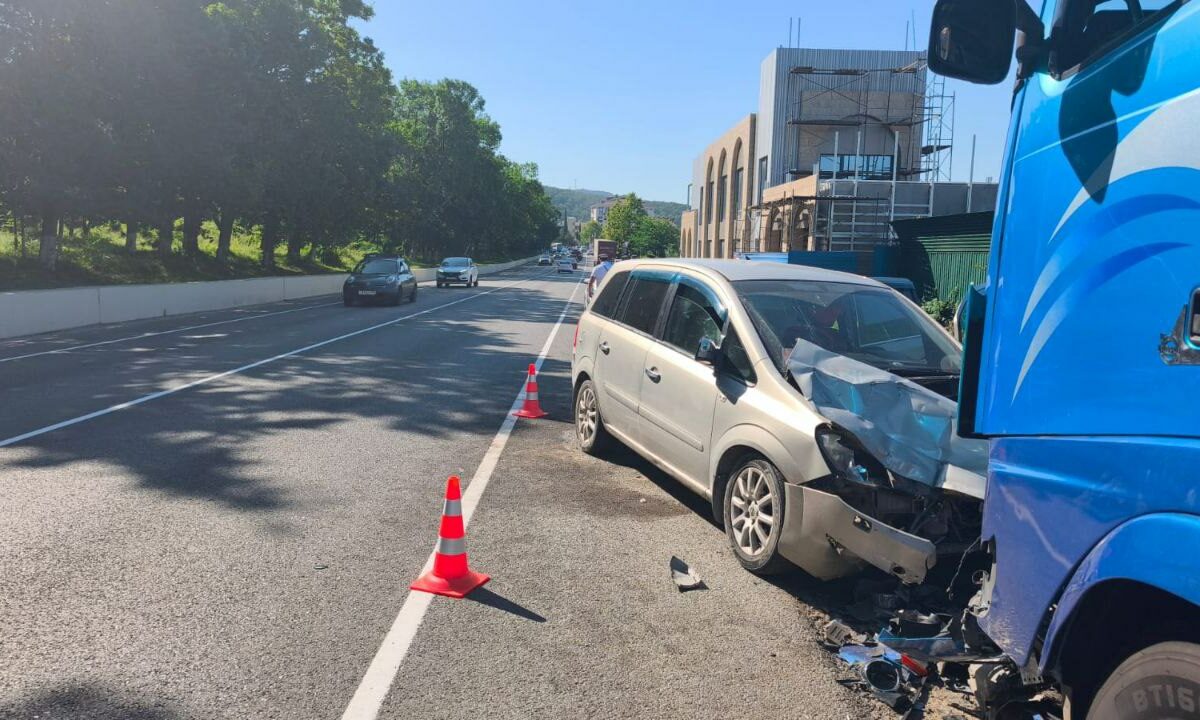 Водитель уснул за рулем на трассе под Туапсе и влетел в грузовик, погиб ребенок
