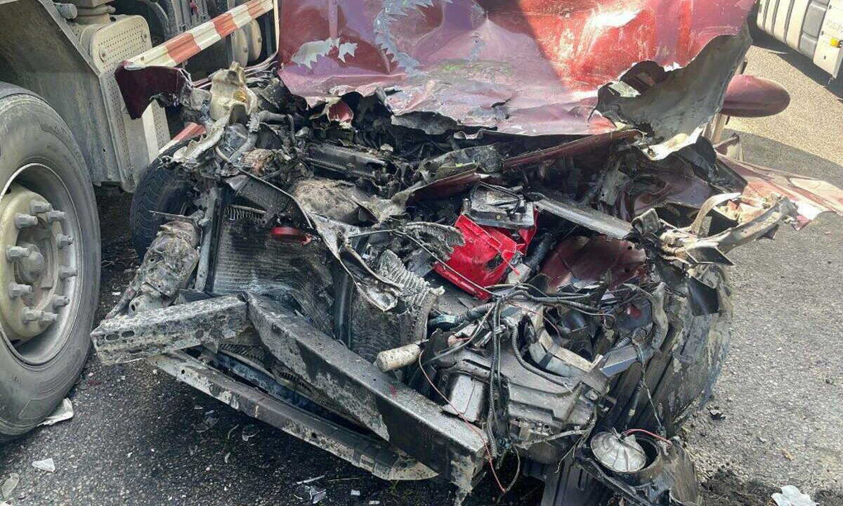 Двое взрослых и два ребенка пострадали в ДТП с иномаркой и грузовиком в Сочи